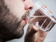 Какво влијание има пиењето на вода врз ефектите од вакцината