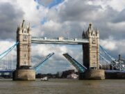 Познатиот лондонски „Тауербриџ“ се заглави и направи застој во сообраќајот