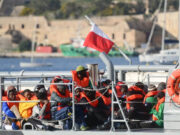 Нов бран на мигранти бараат илегален транспорт кон српска граница