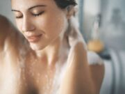Туширање наутро или навечер: Дерматологот решава дилема за тоа што е поздраво за нашето тело