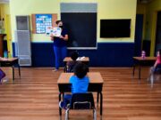 Задолжителни заштитни маски, дистанца, пластични паравани помеѓу масите – Како изгледа учебна година за време на пандемија?!