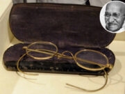 Позлатени очила на Ганди продадени на аукција за 288. 000 евра