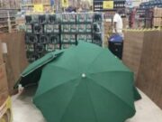 Работник починал во супермаркет, а неговото тело било покриено со чадори и кутии додека продавницата продолжила да работи нормално