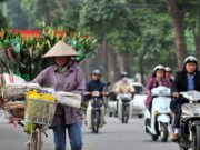 Супер жена од Виетнам: Таа го стави моторот на главата и танцуваше, а машките останаа запрепастени