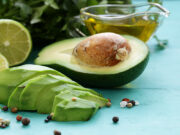 Го регулира крвниот притисок и го зачувува ЗДРАВЈЕТО НА мозокот! Еве какво овошје треба да јадете денес