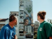 Конверс го прочистува воздухот со уметност