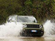 Струјата и водата не одат заедно. И што ако сте во електричен автомобил?