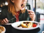 Не сте свесни каква штета правите на вашето тело доколку ја прескокнете вечерата