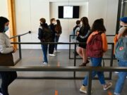 Коронавирус: Франција ги затвора училиштата поради КОВИД-19, бидејќи земјата бележи највисока стапка на инфекција во Европа дневно