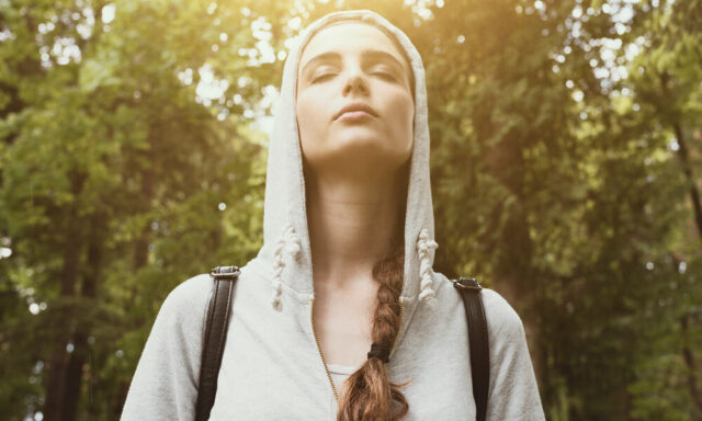 Walking outdoors and mindfulness