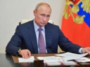 Путин ќе се вакцинира со руската вакцина против КОВИД19