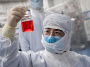 Кинезите немо вакцинираат стотици илјади луѓе, а најголемиот производител нема добри вести