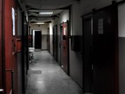 Мафијаш одгризал прст на затворски чувар па го проголтал