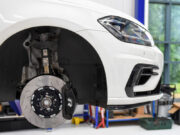 Како да ги поправите пискавите сопирачки