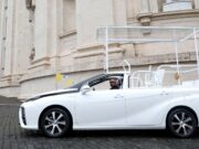 Папата Франциск доби на подарок јапонски автомобил на водород, изработен специјално за неговите потреби