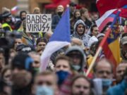 Масовни и немирни протести против воведување на нови мерки за здравствена заштита во Прага
