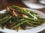 Се одгледува на нашите простори, нејзиниот корен се користи како природно ѓубриво, а мешунките се вистинско богатство за организмот: