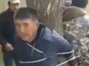 Еве како се бара правда: Жители на село во Киргистан го врзале претседателот на локалната заедница и окружниот полицаец за дрво (ВИДЕО)