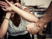Нокаут од работник на обезбедување за жена која сакала да му помогне на детенце да си ги најде родителите во маркет
