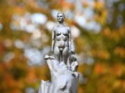 Конзервативни Британци: Статуа на позната феминистка крие секситички симболи