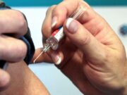 Во која рака треба да се прима вакцина против ковид?