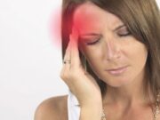 Главоболка и осетливост на светлост укажуваат на овој проблем: