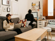 Задржете ја хармонијата во врска доколку и двацата работите од дома