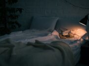 Дали спиете со светло? Еве какво влијание има тоа на вашата психа: