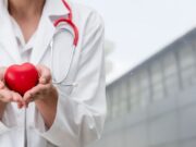 Трикови за самопомош кои ќе ви спасат живот при срцев удар