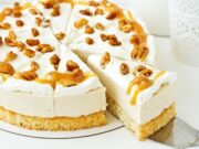 Рецепт: Превкусна торта со банана и бисквити (без печење)