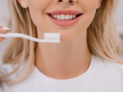 Темелно исчистете ја вашата четка за заби на следниот начин: