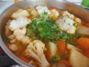 Направете витамиска чорба со кнедли од брашно од леќа