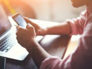 Apple: Виртуелните асистентки и операторки ги подражаваат ставовите за жени како потчинети и послушни