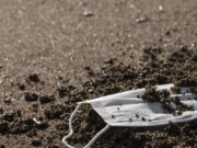Дали е претерано? Во Шпанија задолжение за носење маска на плажа и при пливање!