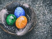 Нова метода за бојадисување велигденски јајца потребни ви се шеќер и прехрамбена боја!