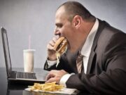 Профил на зависник од Интернет: Малку образован, депресивен и дебел