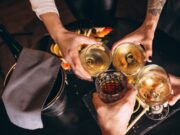 Легенда за потеклото на здравицата, зошто ги чукаме чашите?