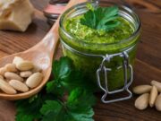 Рецепт за вкусно домашно песто со лук и бадеми