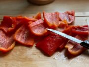 Рецепти за зимница од вештите домаќинки: Пиперки полнети со зелка!