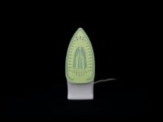 Како успешно да ги исчистите дамките на пеглата?