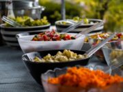 Славски бонтон и симболиката на носењето подароци кај домаќинот