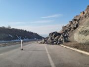 Одрон од карпа на автопатот Скопје – Штип стои неколку месеци и го блокира патот, надлежните не реагираат