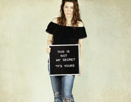 Мојот поранешен партнер ме шпионира и демнее