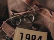 Зошто дистописките романи „1984“ и „В како Вендета“ се најдоа на црната листа на британски универзитет?