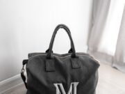 Црна торба е секогаш ин моден додаток, а еве како да ја комбинирате