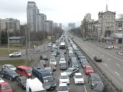 Граѓаните на Киев во паника ги напуштаат своите домови