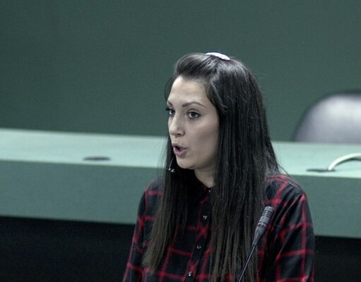 Мене не ми треба маж кој ќе ми ги носи кесите