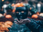 Симнете им ја маската на другите луѓе пред да ја стекнат вашата доверба