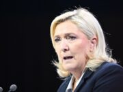 Лидерката на француската партија Национално собрание Марин Ле Пен погодена со јајце во глава