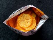 Зошто кесичката за чипс е секогаш полупразна? Дали проиводителите ве мамат или постои друга силна причина за тоа?